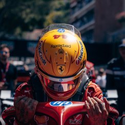 Lewis Hamilton 2025 Monacoi Nagydíj mini sisak, Ferrari, 1:5 Looksmart