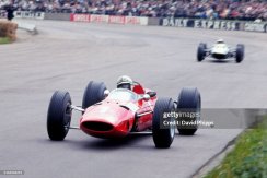 Ferrari 512 F1 - John Surtees (1965), Brit Nagydíj, figurával, 1:18 GP Replicas