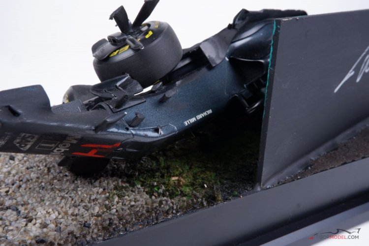 Diorama McLaren MP4/31 - F. Alonso nehoda 2016, 1:18