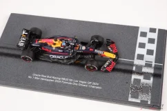 Red Bull RB20 - Max Verstappen (2024), Majster Sveta + pit board a špeciálny podstavec, 1:43 Spark