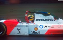 McLaren MP4/8 - Ayrton Senna (1993), Győztes Európa Nagydíj, versenykoszolt változat, zászlóval, 1:43 Minichamps