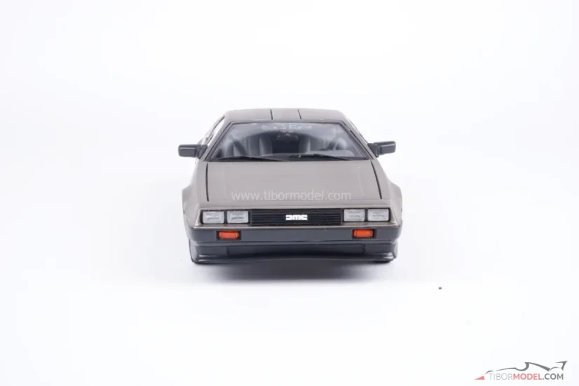 DeLorean DMC12 Coupe (1981) stainless steel, 1:18 Sun Star