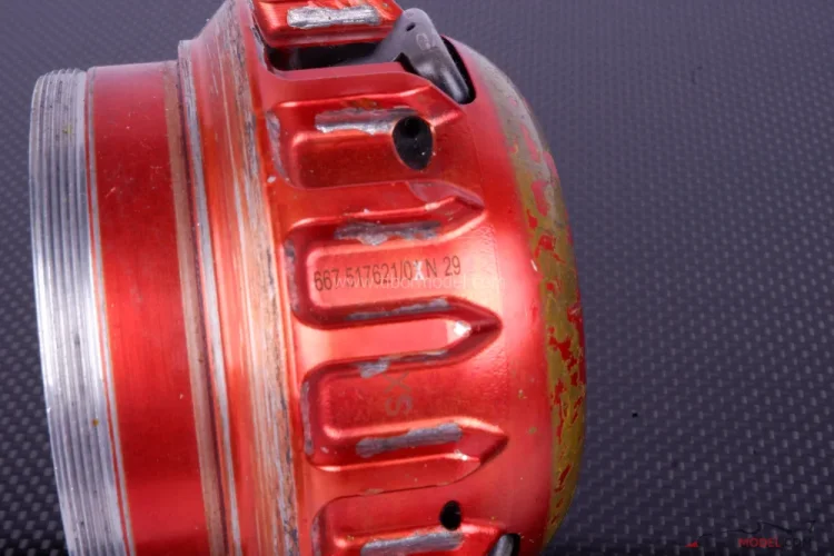 Ferrari SF16-H piros kerékanya (2016)