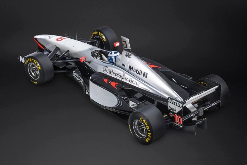 McLaren MP4/12 - David Coulthard (1997), VC Austrálie, s figurkou pilota, 1:18 GP Replicas - Aplikace obtisků (decálů) (reklamy na tabák/alkohol): Prosím poslat s nalepenými obtiskama