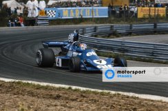Tyrrell 007 - Patrick Depailler (1974), 2. helyezett Svéd Nagydíj, figurával, 1:18 GP Replicas