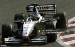 McLaren MP4/14 - Mika Häkkinen (1999), Győztes Japán Nagydíj, figurával, 1:18 GP Replicas