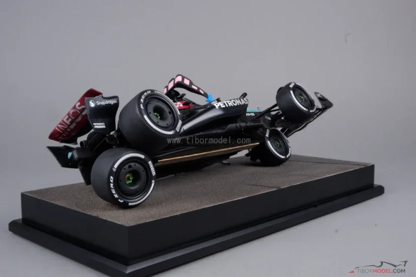 Diorama Mercedes W15 - George Russell nehoda 2024 Austrálie, 1:18