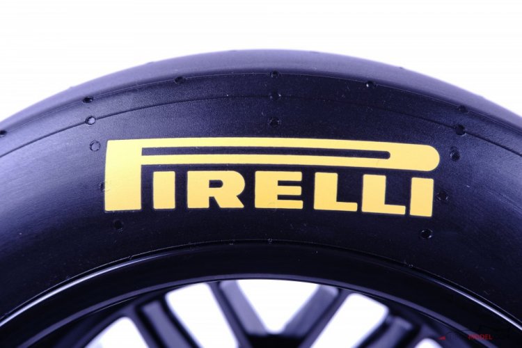 Pirelli P Zero gumiabrons 2022, közepes keverék, 1:2 méretarány