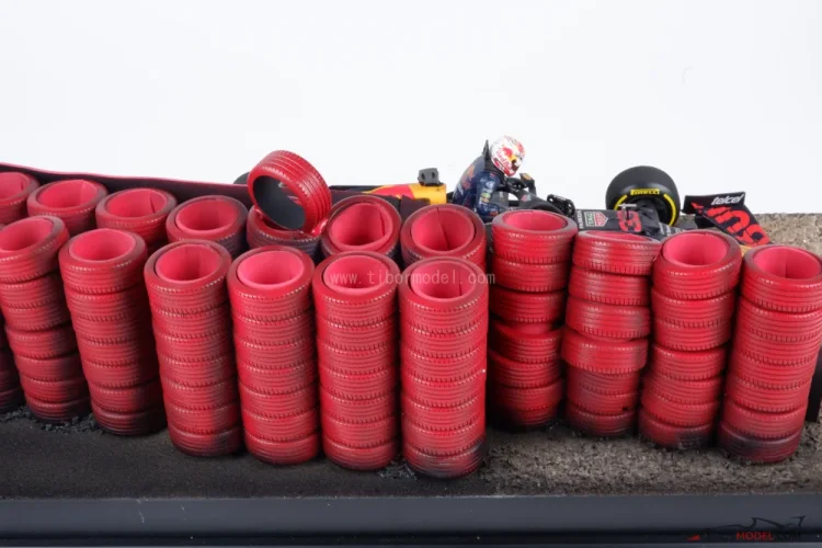 Diorama Red Bull RB16b - Max Verstappen crash 2021 Silverstone, 1:18