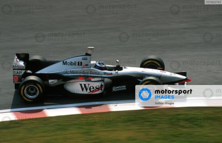 McLaren Mercedes MP4/12  - Mika Häkkinen (1997), 4. miesto Japonsko, s figúrkou pilota, 1:18 GP Replicas