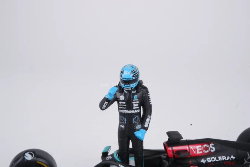 Mercedes W15 - George Russell (2024), s figúrkou, 1:24 Bburago