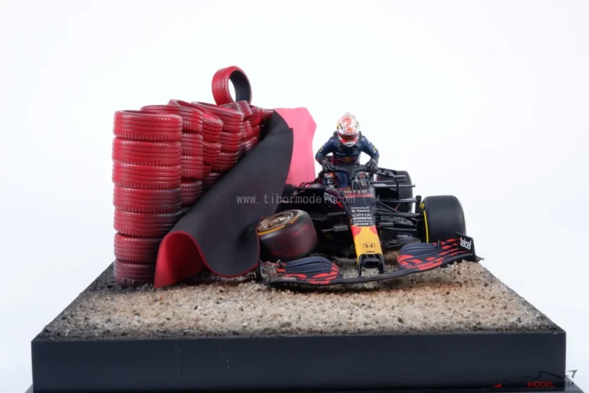 Diorama Red Bull RB16b - Max Verstappen nehoda 2021 Silverstone, 1:18