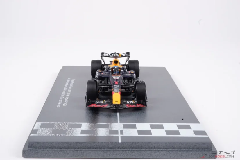 Red Bull RB20 - Max Verstappen (2024), Világbajnok + pit board és különleges talapzat, 1:43 Spark