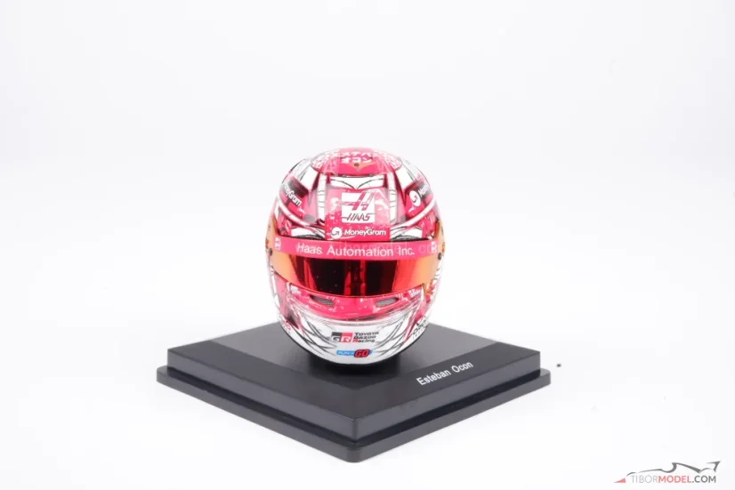 Esteban Ocon 2025 VC Japonska mini přilba, Haas F1 Team, 1:5 Spark