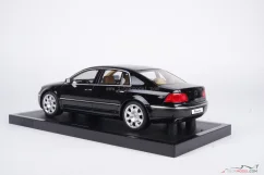 Volkswagen Phaeton W12 (2005) čierny, 1:18 Ottomobile