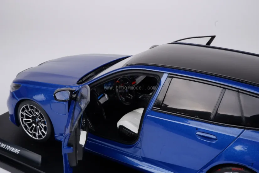 BMW M5 Touring (2024) modré, 1:18 Solido