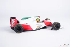McLaren MP4/8 - Ayrton Senna (1993), Austrálie, špinavá verze, s vlajkou, 1:18 Minichamps
