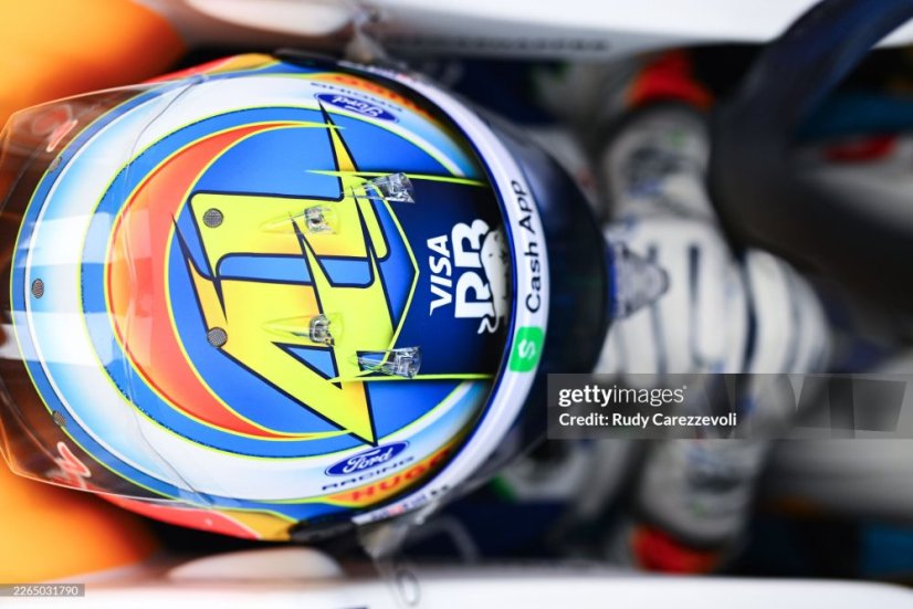Arvid Lindblad 2026 mini helmet, Racing Bulls, 1:2 Schuberth