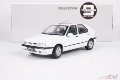 Renault 19 (1994) bílý, 1:18 Triple9