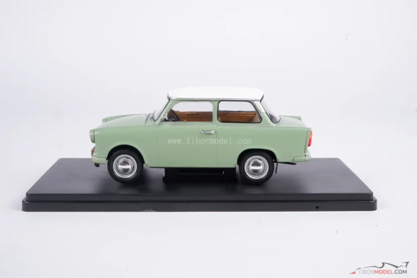 Trabant 601 (1965) zelený, 1:24 Whitebox