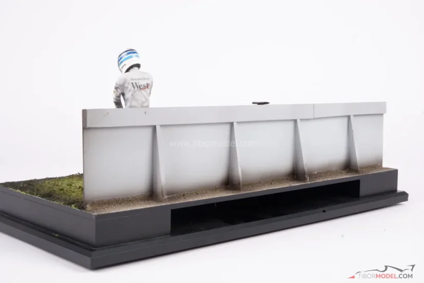 Diorama McLaren MP4/14 - M. Häkkinen nehoda 1999 Imola, 1:18