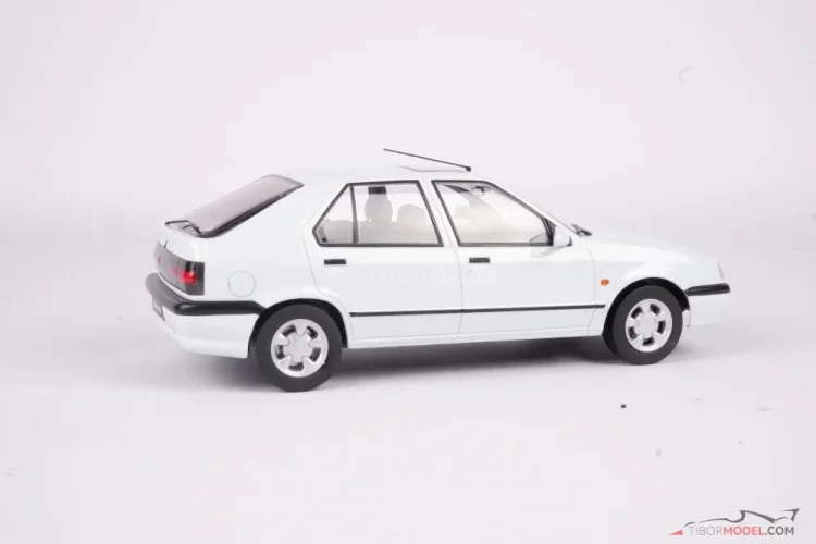 Renault 19 (1994) arctic white, 1:18 Triple9