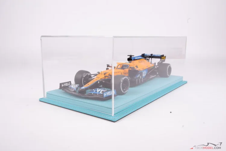 Vitrína s tyrkysovým koženým podstavcem (Mulhouse), 1:18 Atlantic