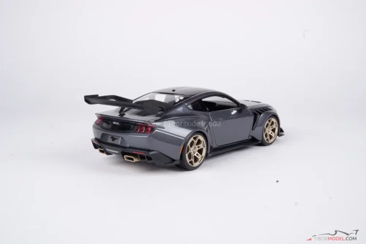 Ford Mustang GTD (2025) šedý, 1:18 Maisto