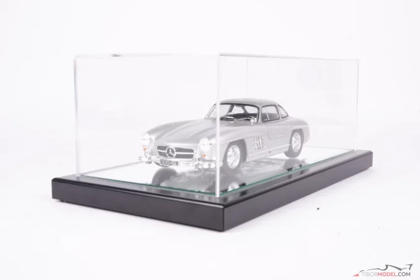 Vitrin tükör talapzattal (Turin), 1:18 Atlantic