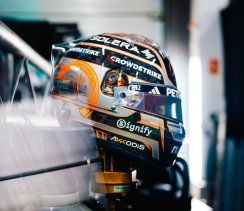 Andrea Kimi Antonelli 2025 Brit Nagydíj mini sisak, Mercedes, 1:5 Spark