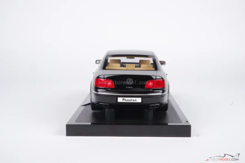 Volkswagen Phaeton W12 (2005) čierny, 1:18 Ottomobile