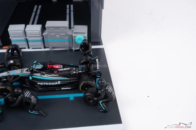 Pit Stop sada Mercedes W15 George Russell (2024), 1:43 BBurago