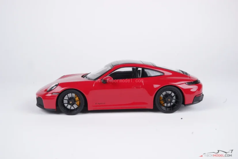 Porsche 911 Carrera GTS (2025) piros, 1:18 Minichamps