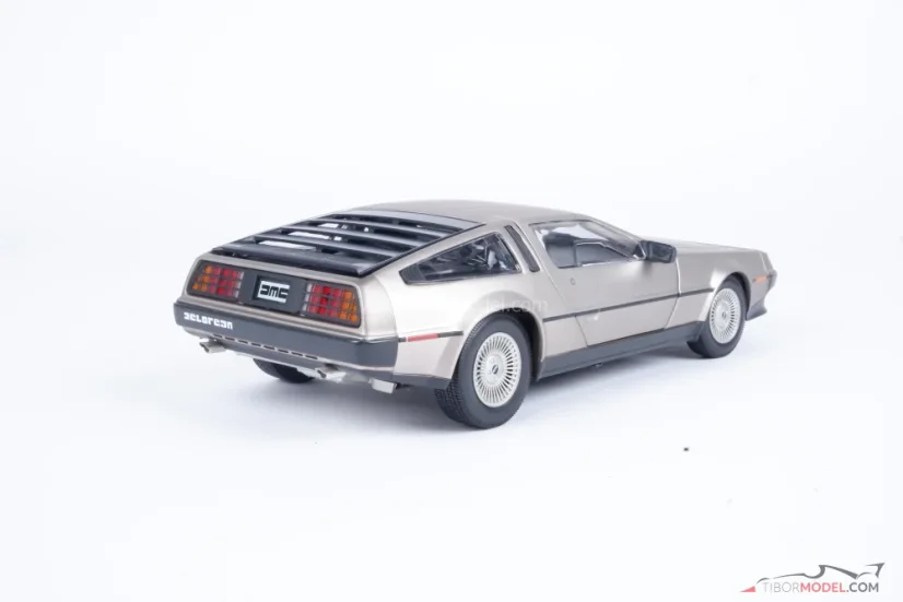 DeLorean DMC12 Coupe (1981) stainless steel, 1:18 Sun Star