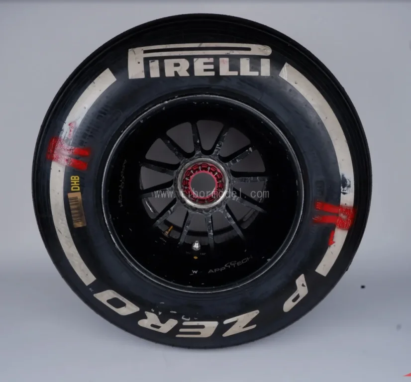 Williams FW37 jobb hátsó kerék (2015)