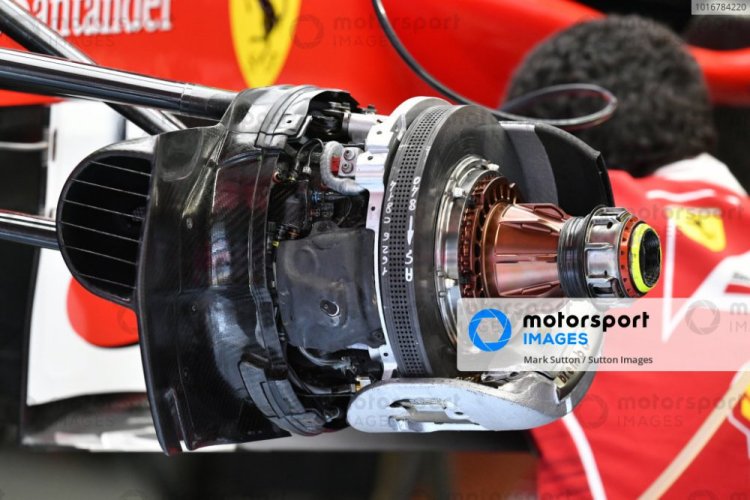 Ferrari SF70-H piros kerékanya (2017)