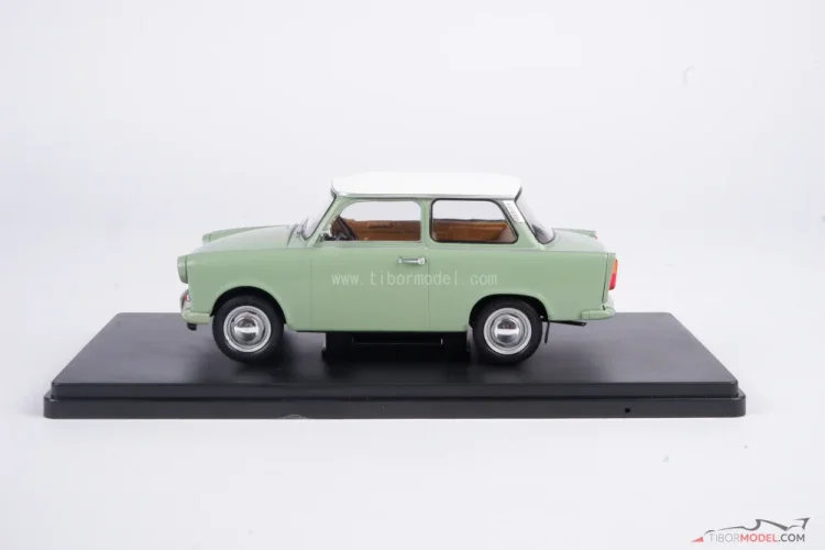 Trabant 601 (1965) zöld, 1:24 Whitebox