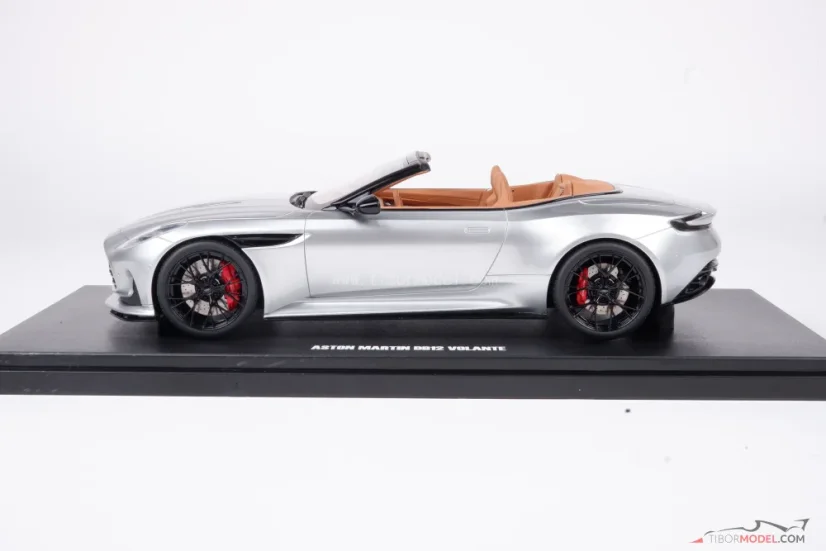Aston Martin DB12 Volante (2023) stříbrný, 1:18 GT Spirit
