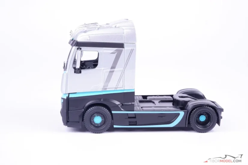 Mercedes Actros Gigaspace, stříbrný, 1:43 Bburago