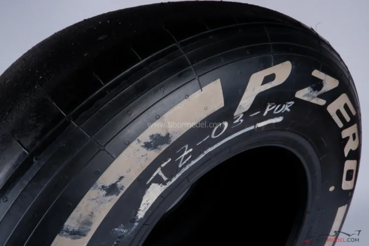 Pirelli PZero Medium left rear tyre (2016)