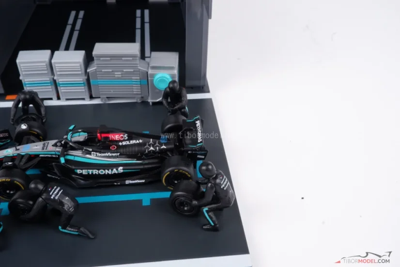 Pit Stop készlet Mercedes W15 George Russell (2024), 1:43 BBurago