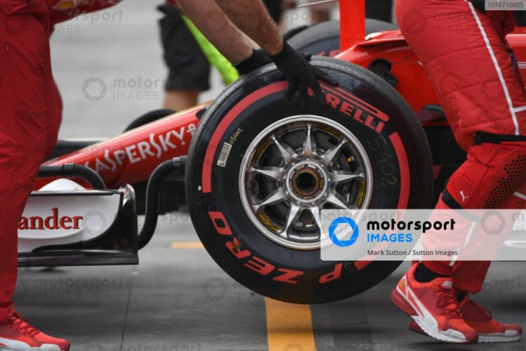 Ferrari SF70-H piros kerékanya (2017)