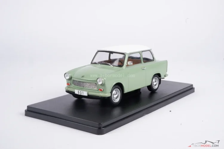 Trabant 601 (1965) zöld, 1:24 Whitebox