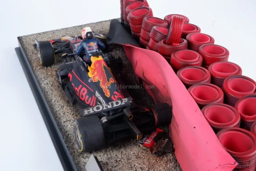Diorama Red Bull RB16b - Max Verstappen nehoda 2021 Silverstone, 1:18