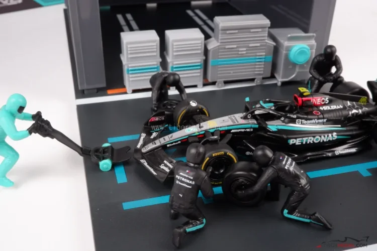 Pit Stop sada Mercedes W15 Lewis Hamilton (2024), 1:43 BBurago