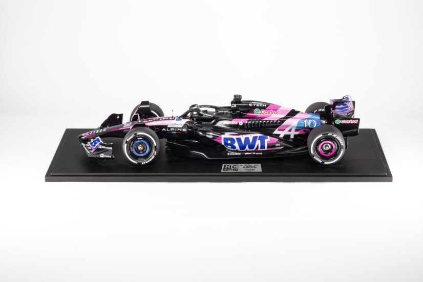 Alpine A524 - růžový představovací vůz (2024), 1:8 HC Models