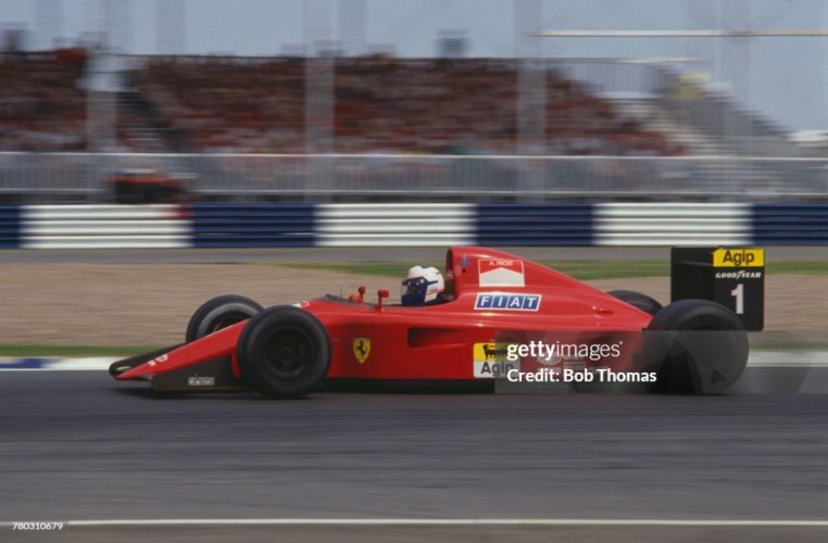 Ferrari F1-90 - Alain Prost (1990), Víťaz Veľkej Británie, s figúrkou pilota, 1:18 GP Replicas