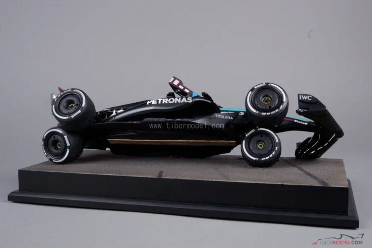 Diorama Mercedes W15 - George Russell nehoda 2024 Austrália, 1:18