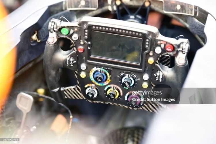 Red Bull Racing RB12 (2016) kormánykerék, Max Verstappen, 1:2 Minichamps