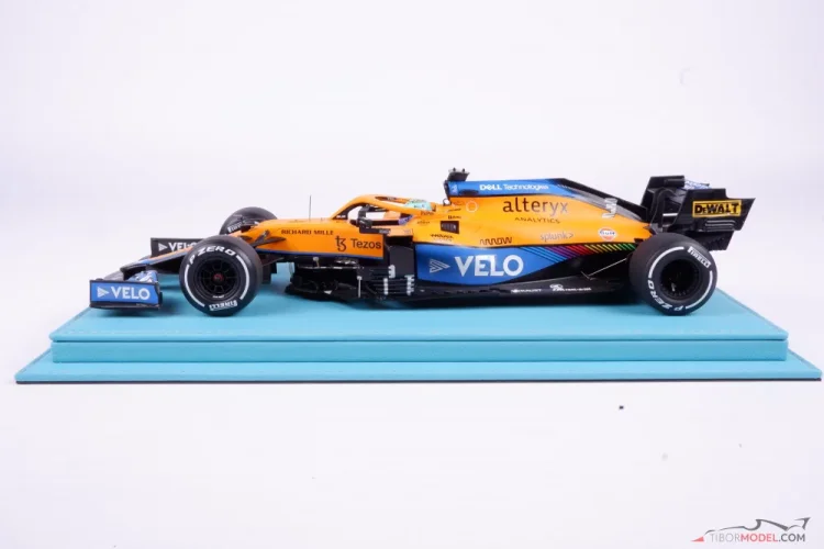 Vitrína s tyrkysovým koženým podstavcem (Mulhouse), 1:18 Atlantic